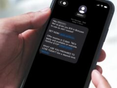 Esses textos perigosos estão inundando milhões de telefones australianos Um telefone mostrando uma mensagem de texto de uma empresa de jogos de azar para um cliente.