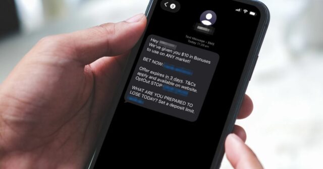 Um telefone mostrando uma mensagem de texto de uma empresa de jogos de azar para um cliente.