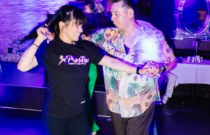 Esta antiga churrascaria se transforma no centro de dança de salsa mais badalado do SoCal à noite Esta antiga churrascaria se transforma no centro de dança de salsa mais badalado do SoCal à noite