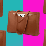 Mulher de blazer bege segurando uma bolsa de couro marrom.