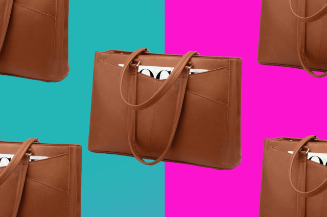 Mulher de blazer bege segurando uma bolsa de couro marrom.