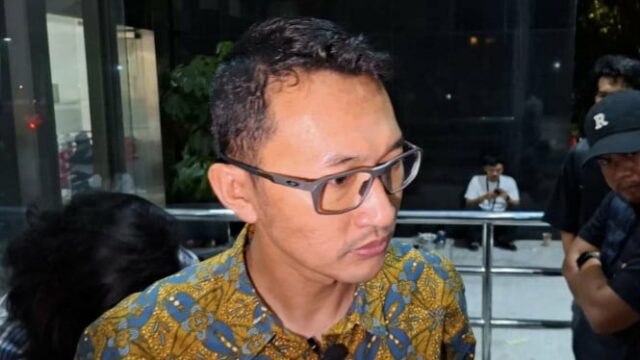 Esta é uma lista de 10 pessoas presas pela Comissão Esta é uma lista de 10 pessoas presas pela Comissão de Erradicação da Corrupção (KPK) em conexão com a OTT do governador de Riau, Abdul Wahid.