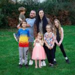 Lisa White com seu parceiro Dave e seus 5 filhos: Teddie(3), Bonnie(4), Arlo (6), Marley (9) e Leila (10)