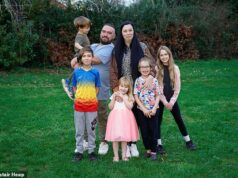 Esta família de sete pessoas recebe 1.900 libras por mês em assistência social – e poderia receber mais 10.000 libras por ano se o limite de dois filhos fosse levantado… então, como deveríamos equilibrar as suas necessidades com os direitos dos contribuintes que trabalham arduamente? Lisa White com seu parceiro Dave e seus 5 filhos: Teddie(3), Bonnie(4), Arlo (6), Marley (9) e Leila (10)