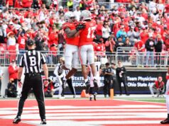 Estado de Ohio recebe notícias sobre lesões brutais em Jeremiah Smith e Carnell Tate Jeremiah Smith and Carnell Tate received tough news.