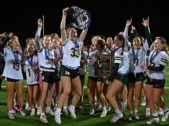 ‘Estamos aqui para festejar’: San Ramon Valley, livre de idosos, retorna no segundo tempo para ganhar o título de bandeira da Divisão I do NCS 'Estamos aqui para festejar': San Ramon Valley, livre de idosos, retorna no segundo tempo para ganhar o título de bandeira da Divisão I do NCS