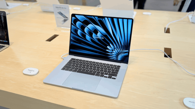 macbook air azul celeste M4 - display apple store - arin