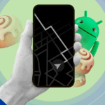 Um telefone Samsung em uma mesa, mostrando um papel de parede com muitos olhos