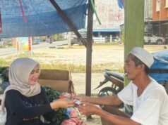 Este agente da BRILink em Riau pega a bola para facilitar as transações aos residentes Este agente da BRILink em Riau pega a bola para facilitar as transações aos residentes