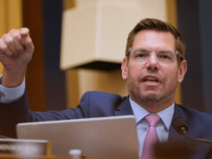 Este democrata está contra-atacando a falsa acusação de fraude de Trump O diretor da Agência Federal de Financiamento de Habitação, Bill Pulte, fala com repórteres na Casa Branca, terça-feira, 2 de setembro de 2025, em Washington. (Foto AP/Mark Schiefelbein)