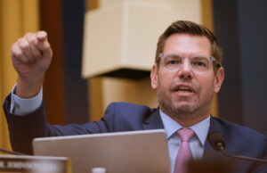 Este democrata está contra-atacando a falsa acusação de fraude de Trump O diretor da Agência Federal de Financiamento de Habitação, Bill Pulte, fala com repórteres na Casa Branca, terça-feira, 2 de setembro de 2025, em Washington. (Foto AP/Mark Schiefelbein)