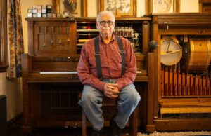 Este instrumento da era do cinema mudo está desaparecendo. Não sob o comando de Joe Este instrumento da era do cinema mudo está desaparecendo. Não sob o comando de Joe