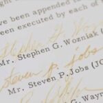 O contrato que fundou a Apple será leiloado por cerca de US$ 3 milhões | Close das assinaturas