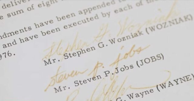 O contrato que fundou a Apple será leiloado por cerca de US$ 3 milhões | Close das assinaturas