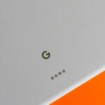 Google Pixel Tablet em uma mesa com suporte OEM