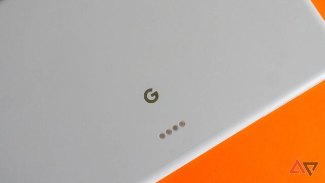 Google Pixel Tablet em uma mesa com suporte OEM