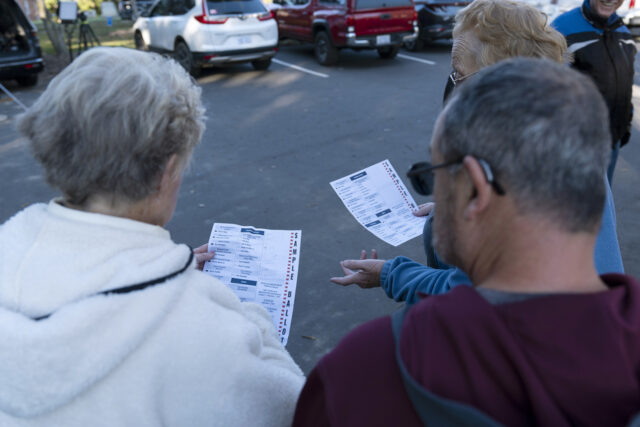 ARQUIVO - Ken Martin, presidente da Associação de Comitês Democráticos Estaduais, discute a Convenção Nacional Democrata de 2024 durante uma entrevista coletiva, 18 de abril de 2024. (Ashlee Rezin/Chicago Sun-Times via AP, Arquivo)