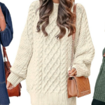 Laura Noltemeyer é vista vestindo um poncho de lã com franjas grandes em tom lilás com acabamento texturizado e fofo, franjas na bainha e um elemento de fecho de alfinete dourado chamado „Poncho COSY“ de Aylin Koenig; suéter preto de malha fina com gola alta e silhueta justa da Aylin Koenig; entre suas joias está uma pulseira “LOVE” em ouro branco da Cartier; óculos de sol quadrados grandes de acetato preto com lentes ombré da Céline; brincos grandes de ouro com superfície franzida e elemento de pedra verde da Mango; seu cabelo castanho escuro está penteado em ondas soltas com uma parte central em 13 de novembro de 2025 em Hamburgo, Alemanha.