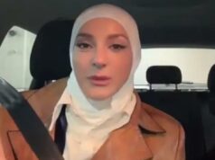 Esteticista palestino de Nova York se gaba de humilhar casal judeu que pediu ajuda para pagar o estacionamento Iman Masoud, vestindo um hijab branco e uma jaqueta marrom, em um carro, falando com as mãos enquanto segura um pequeno pedaço de papel.