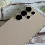 Tela do Samsung Galaxy S25 Ultra mostrada em exteriores