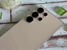 Estou disposto a perdoar o Galaxy S25 Ultra por US$ 950 Tela do Samsung Galaxy S25 Ultra mostrada em exteriores