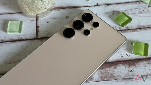 Estou disposto a perdoar o Galaxy S25 Ultra por US$ Tela do Samsung Galaxy S25 Ultra mostrada em exteriores