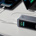 Banco de potência Anker Prime 20.000 mAh em mãos