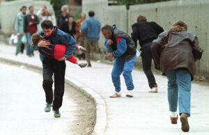Estrangeiros ricos ‘pagaram safaris de fim de semana para matar civis’ durante o cerco de Sarajevo As torres Momo e Uzeir em Saravejo pegaram fogo em 1992