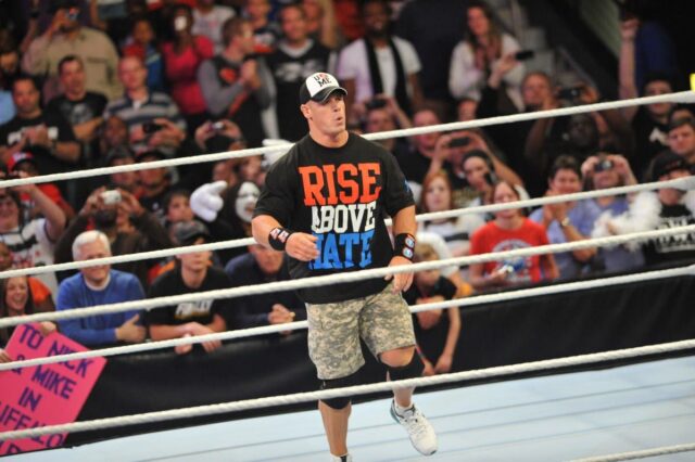 Estrela da WWE convoca John Cena para o torneio final john cena in the ring celebrating with fans at wwe event
