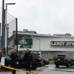 Estrela de 'Last Chance U' John Beam morre aos 66 anos após ser baleado no campus