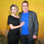 Estrela de 'Pluribus' Rhea Seehorn sobre como canalizar a raiva de sua personagem: 'É essa qualidade especial que a torna diferente'