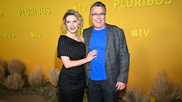 Estrela de 'Pluribus' Rhea Seehorn sobre como canalizar a raiva de sua personagem: 'É essa qualidade especial que a torna diferente'
