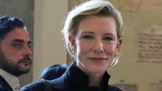 Estrelas de Hollywood, incluindo Cate Blanchett, dão presentes ao Papa Cate Blanchett é entrevistada por jornalistas após conhecer o Papa.