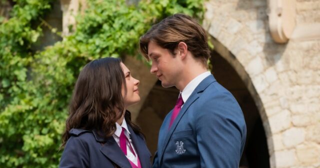 Estrelas de 'Maxton Hall' Harriet Herbig-Matten e Damian Hardung tiveram Estrelas de 'Maxton Hall' Harriet Herbig-Matten e Damian Hardung tiveram que implorar para mudar o final da 2ª temporada