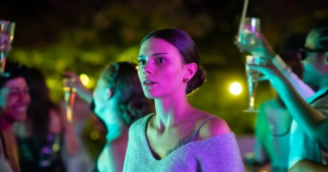 Estrelas de 'Maxton Hall' quebram aquele beijo chocante do episódio Salão Maxton.