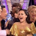 As celebridades do Strictly Come Dancing aplaudiram de alegria quando Tess Daly revelou que ninguém será eliminado esta semana - poucos minutos depois de La Voix ser forçado a se retirar da competição