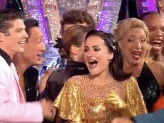 Estritamente celebridades gritam em estado de choque quando Tess Daly revela que ninguém será eliminado esta semana – depois que La Voix foi forçado a abandonar a competição devido a uma lesão As celebridades do Strictly Come Dancing aplaudiram de alegria quando Tess Daly revelou que ninguém será eliminado esta semana - poucos minutos depois de La Voix ser forçado a se retirar da competição