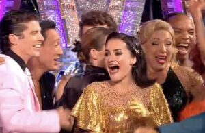 Estritamente celebridades gritam em estado de choque quando Tess Daly revela que ninguém será eliminado esta semana – depois que La Voix foi forçado a abandonar a competição devido a uma lesão As celebridades do Strictly Come Dancing aplaudiram de alegria quando Tess Daly revelou que ninguém será eliminado esta semana - poucos minutos depois de La Voix ser forçado a se retirar da competição