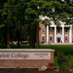 O campus do Beloit College, localizado em Beloit, Wisconsin, é retratado.