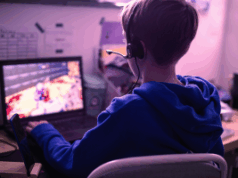 Estudo norueguês identifica ligação entre jogos de computador e aumento do jogo entre adolescentes Estudo norueguês identifica ligação entre jogos de computador e aumento do jogo entre adolescentes. Criança jogando no laptop jogando videogame on-line viciante em casa, no quarto dele.