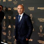 Andres Iniesta, do FC Barcelona, ​​observa durante a partida da La Liga entre Barcelona e Real Sociedad