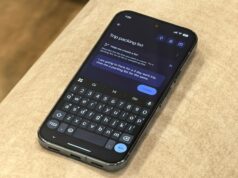 Eu construí o sistema de anotações perfeito usando apenas aplicativos Google e Android Um Apple iPhone 13 e um Google Pixel 8 próximos um do outro em um teclado, mostrando um documento idêntico do Google Docs na tela