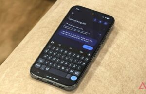 Eu construí o sistema de anotações perfeito usando apenas aplicativos Google e Android Um Apple iPhone 13 e um Google Pixel 8 próximos um do outro em um teclado, mostrando um documento idêntico do Google Docs na tela