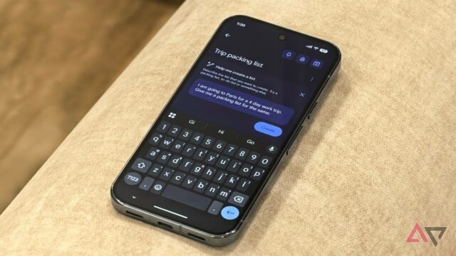 Eu construí o sistema de anotações perfeito usando apenas aplicativos Um Apple iPhone 13 e um Google Pixel 8 próximos um do outro em um teclado, mostrando um documento idêntico do Google Docs na tela