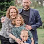 Gini Harrison com o marido Peter e os filhos Michael e Emily. Pouco antes do Natal de 2021, Gini foi informada de que tinha câncer de pulmão em estágio quatro