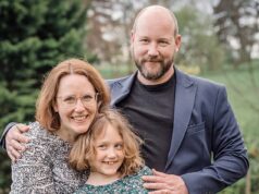 ‘Eu estava com uma dor incrível… o médico disse que era apenas um desconforto da amamentação’: Gini era uma não fumante cujo ombro machucado a deixou em agonia. Eventualmente, ela descobriu que era câncer de pulmão. Agora, nosso especialista revela os sinais ocultos da doença Gini Harrison com o marido Peter e os filhos Michael e Emily. Pouco antes do Natal de 2021, Gini foi informada de que tinha câncer de pulmão em estágio quatro