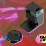 Robô aspirador Roomba 105 Combo ao lado do esfregão e do smartphone