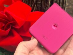 Eu uso 40 smartphones por ano, e o Motorola Razr Ultra é meu favorito por US$ 900 Samsung Galaxy Z Flip 7 sentado ao lado de um Motorola Razr Ultra