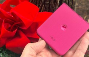 Eu uso 40 smartphones por ano, e o Motorola Razr Ultra é meu favorito por US$ 900 Samsung Galaxy Z Flip 7 sentado ao lado de um Motorola Razr Ultra