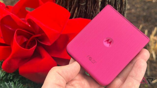 Eu uso 40 smartphones por ano, e o Motorola Razr Samsung Galaxy Z Flip 7 sentado ao lado de um Motorola Razr Ultra